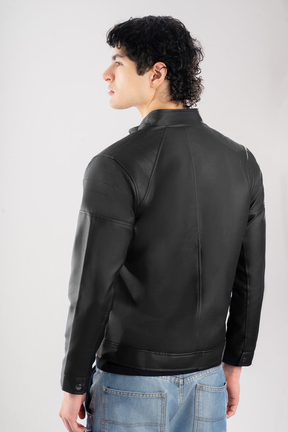 Chaqueta negra combinada para hombre, vista de espalda, diseño minimalista de bloques de color tono sobre tono en cuerotex premium. Envíos nacionales con opción de Pago Contra Entrega y crédito inmediato.