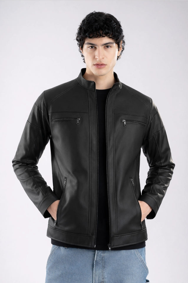 Chaqueta negra combinada para hombre, vista frontal, diseño minimalista de bloques de color tono sobre tono en cuerotex premium. Envíos nacionales con opción de Pago Contra Entrega y crédito inmediato.