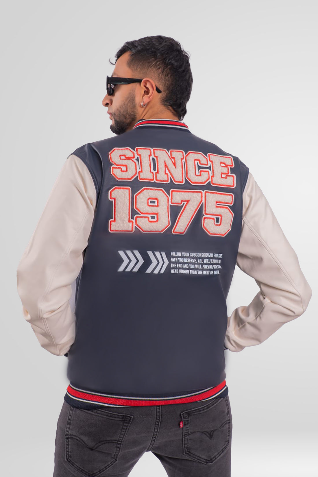 Chaqueta Bomber beisbolera para hombre vista espalda en color azul con logos bordados y material Cuerotex resistente. Disponible con Pago Contra Entrega, crédito ADDI y Sistecrédito en lsjsas.com