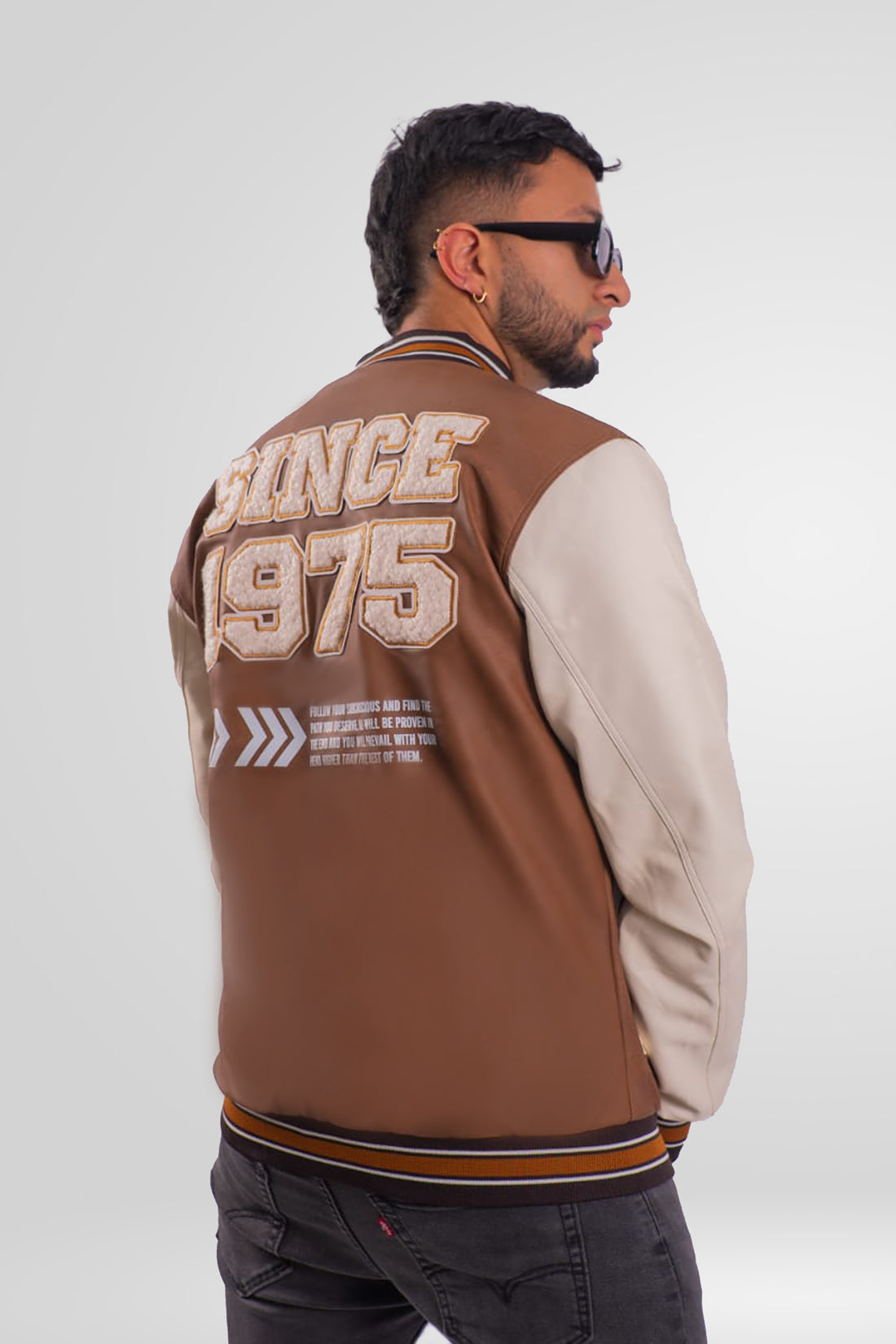 Chaqueta Bomber beisbolera para hombre vista espalda en color cafe claro con logos bordados y material Cuerotex resistente. Disponible con Pago Contra Entrega, crédito ADDI y Sistecrédito en lsjsas.com