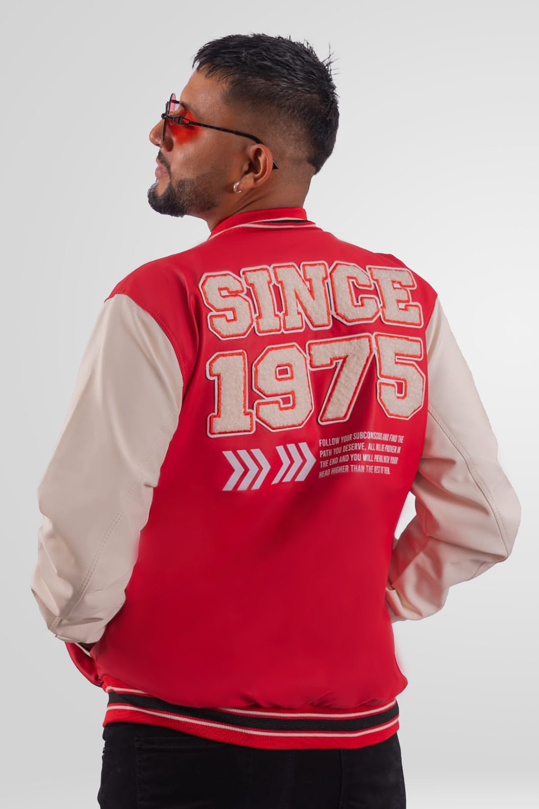 Chaqueta Bomber beisbolera para hombre vista espalda en color rojo con logos bordados y material Cuerotex resistente. Disponible con Pago Contra Entrega, crédito ADDI y Sistecrédito en lsjsas.com