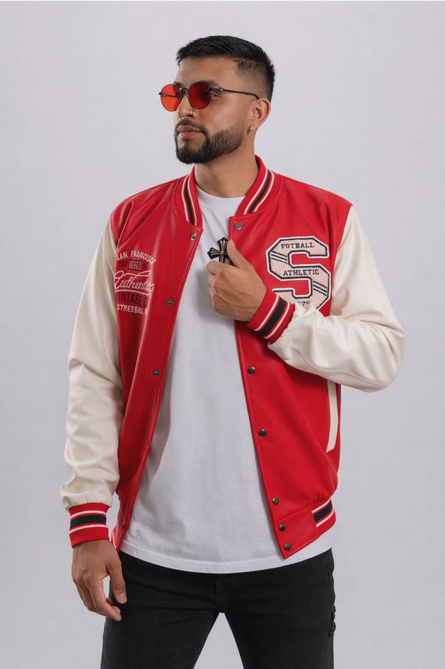 Chaqueta Bomber beisbolera para hombre vista frontal en color rojo con logos bordados y material Cuerotex resistente. Disponible con Pago Contra Entrega, crédito ADDI y Sistecrédito en lsjsas.com