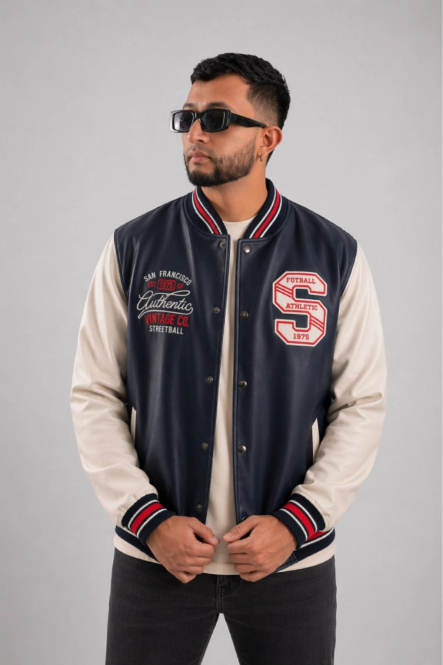 Chaqueta Bomber beisbolera para hombre vista frontal en color azul con logos bordados y material Cuerotex resistente. Disponible con Pago Contra Entrega, crédito ADDI y Sistecrédito en lsjsas.com