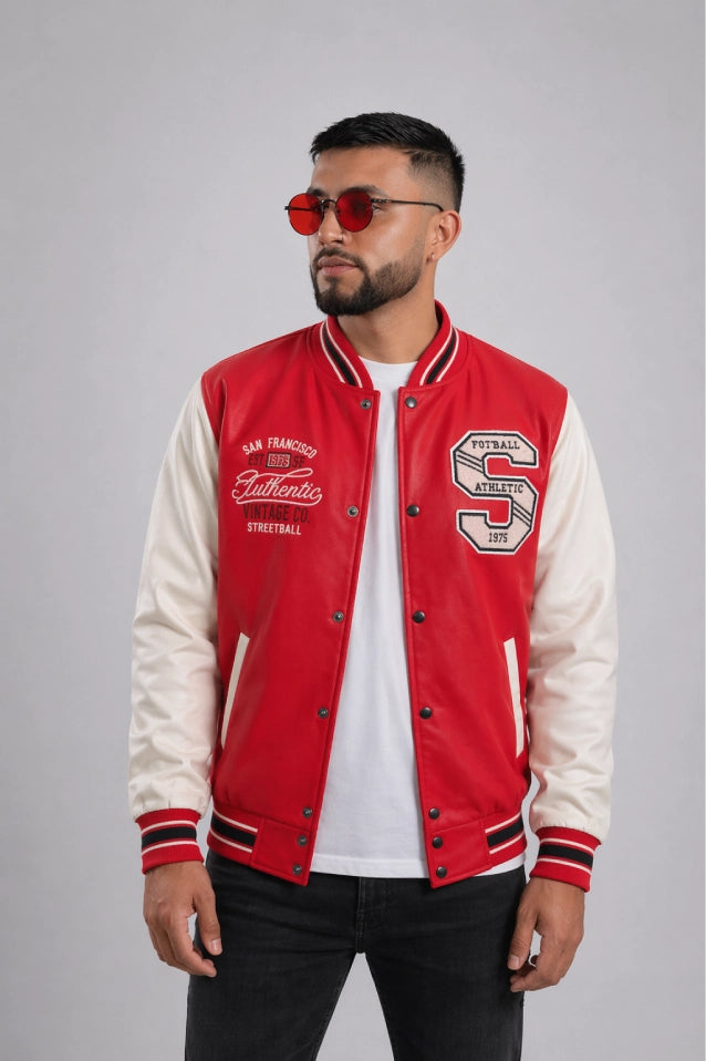 Chaqueta Bomber beisbolera para hombre vista frontal en color roja con logos bordados y material Cuerotex resistente. Disponible con Pago Contra Entrega, crédito ADDI y Sistecrédito en lsjsas.com