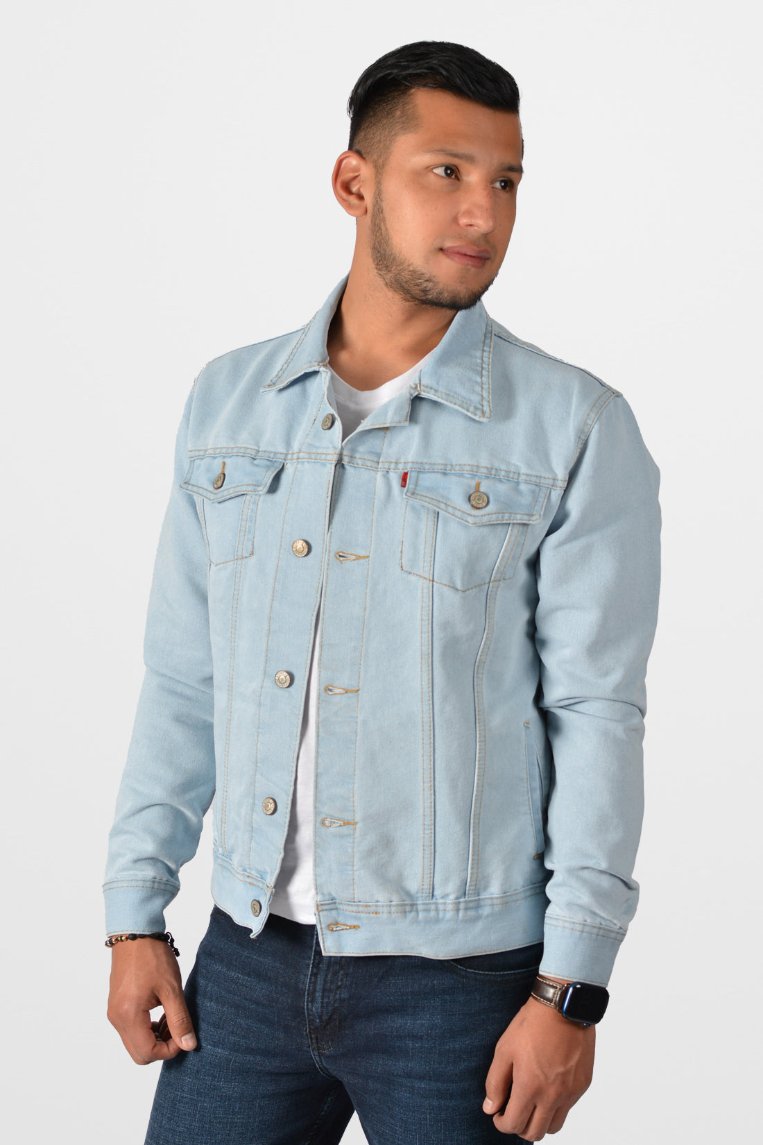Chaqueta de jean clásica para hombre en color azul hielo claro, con un estilo deslavado y vintage, vista frontal.