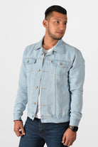 Chaqueta de jean clásica para hombre en color azul hielo claro, con un estilo deslavado y vintage, vista frontal.