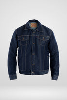Chaqueta de jean clásica para hombre en color azul industrial oscuro, vista frontal con botones metálicos y costuras en contraste.
