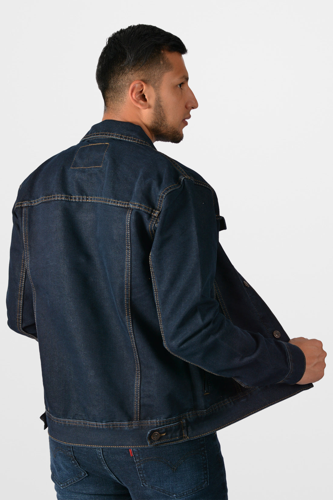 Vista trasera de la chaqueta de jean azul petroleo para hombre, mostrando el corte clásico y las correas de ajuste en la cintura.