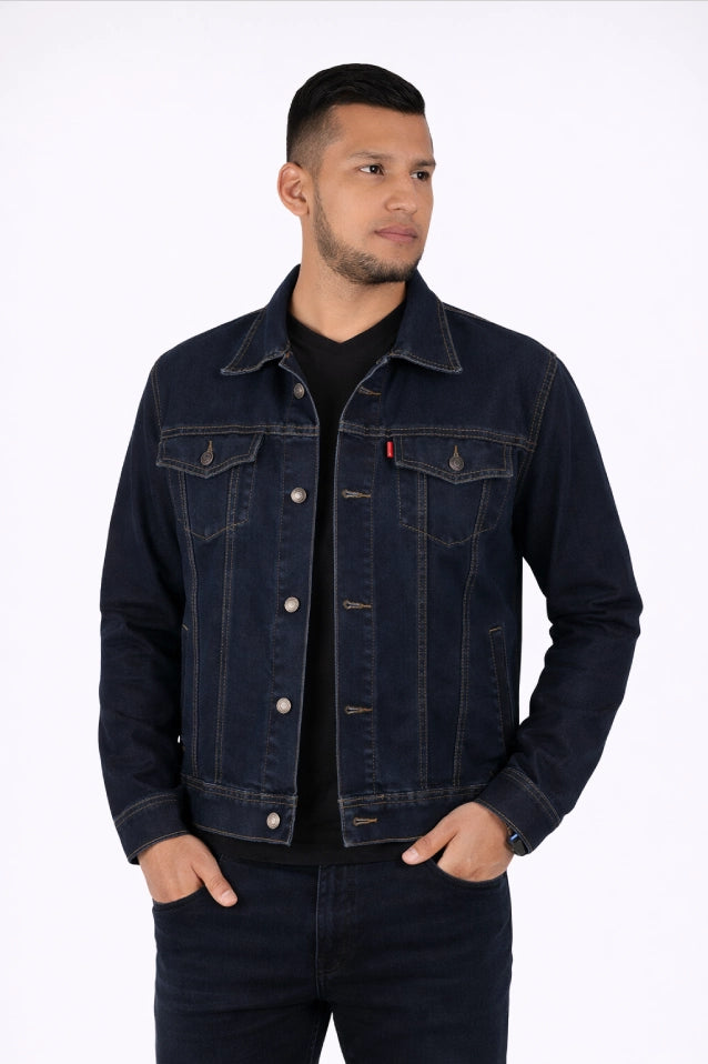 Vista trasera de la chaqueta de jean azul petroleo para hombre, mostrando el corte clásico.