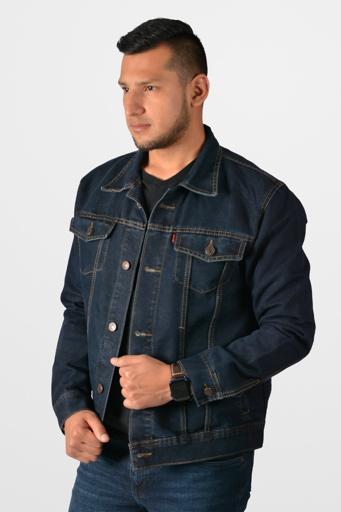 Chaqueta de jean clásica para hombre en un elegante y profundo color azul petróleo, vista frontal.