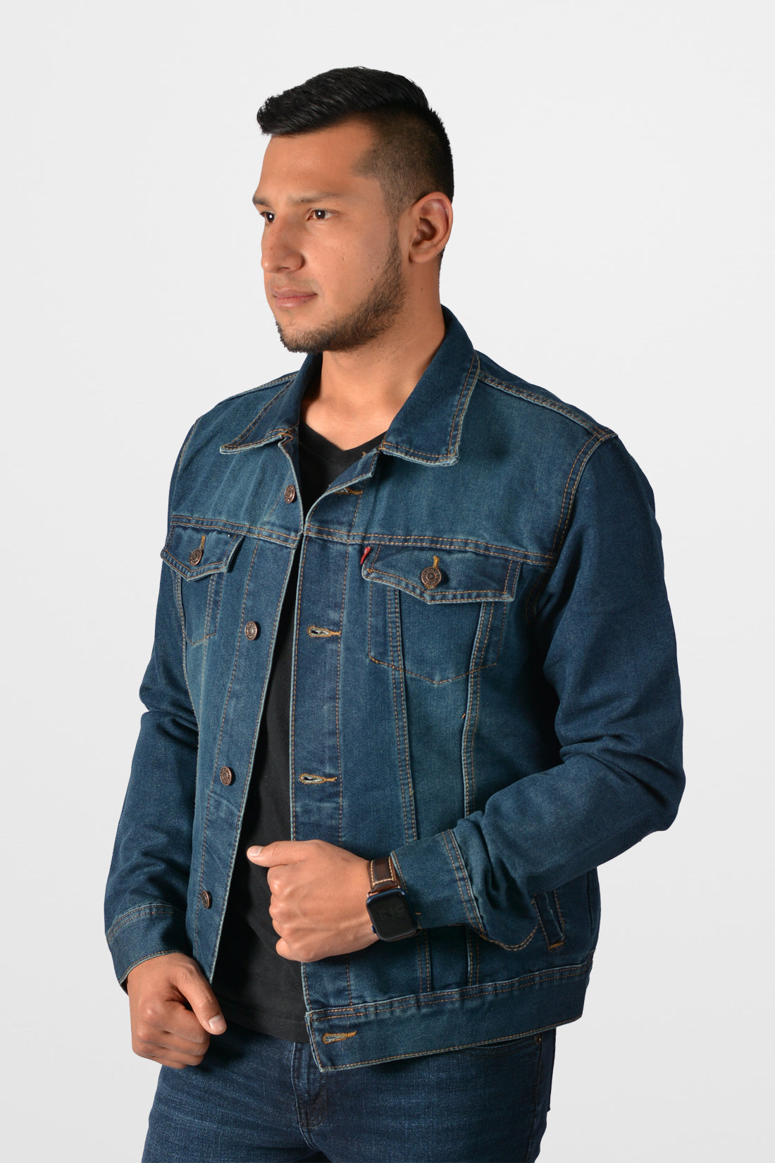 Chaqueta de jean clásica para hombre en un tono único y moderno azul verdosa (teal), vista frontal.