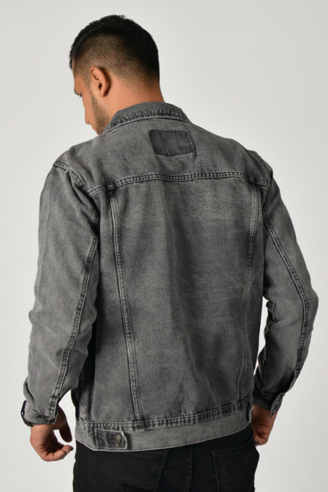 Vista trasera de la chaqueta de jean gris para hombre, mostrando el corte clásico y las correas de ajuste en la cintura.