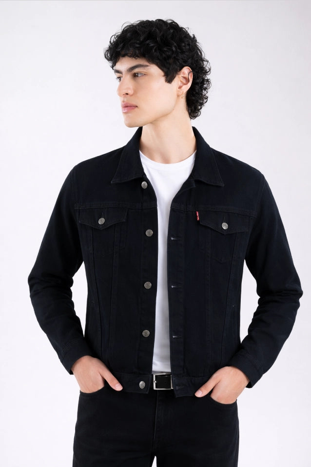 Vista frontal de la chaqueta de jean negra para hombre, mostrando el corte clásico.