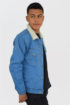 Chaqueta de jean negra para hombre, con forro y cuello de ovejero blanco en contraste, vista lateral completa.