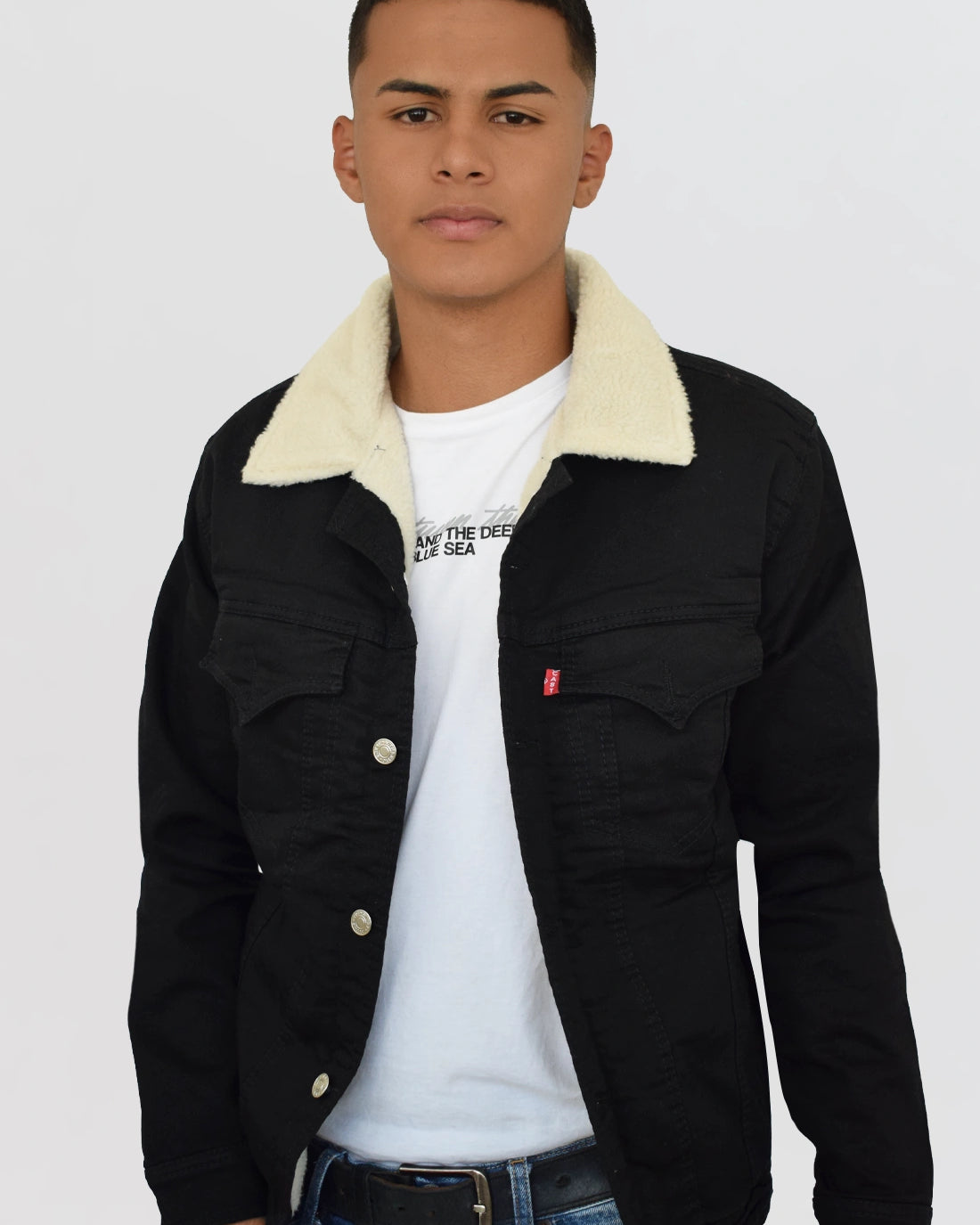 Chaqueta de jean negra para hombre, con forro y cuello de ovejero blanco en contraste, vista frontal completa.