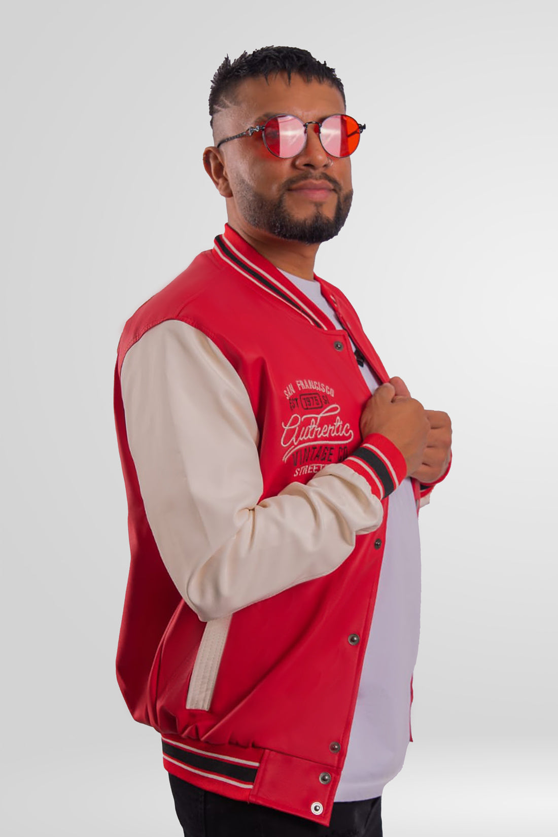 Chaqueta Bomber beisbolera para hombre vista lateral en color rojo con logos bordados y material Cuerotex resistente. Disponible con Pago Contra Entrega, crédito ADDI y Sistecrédito en lsjsas.com