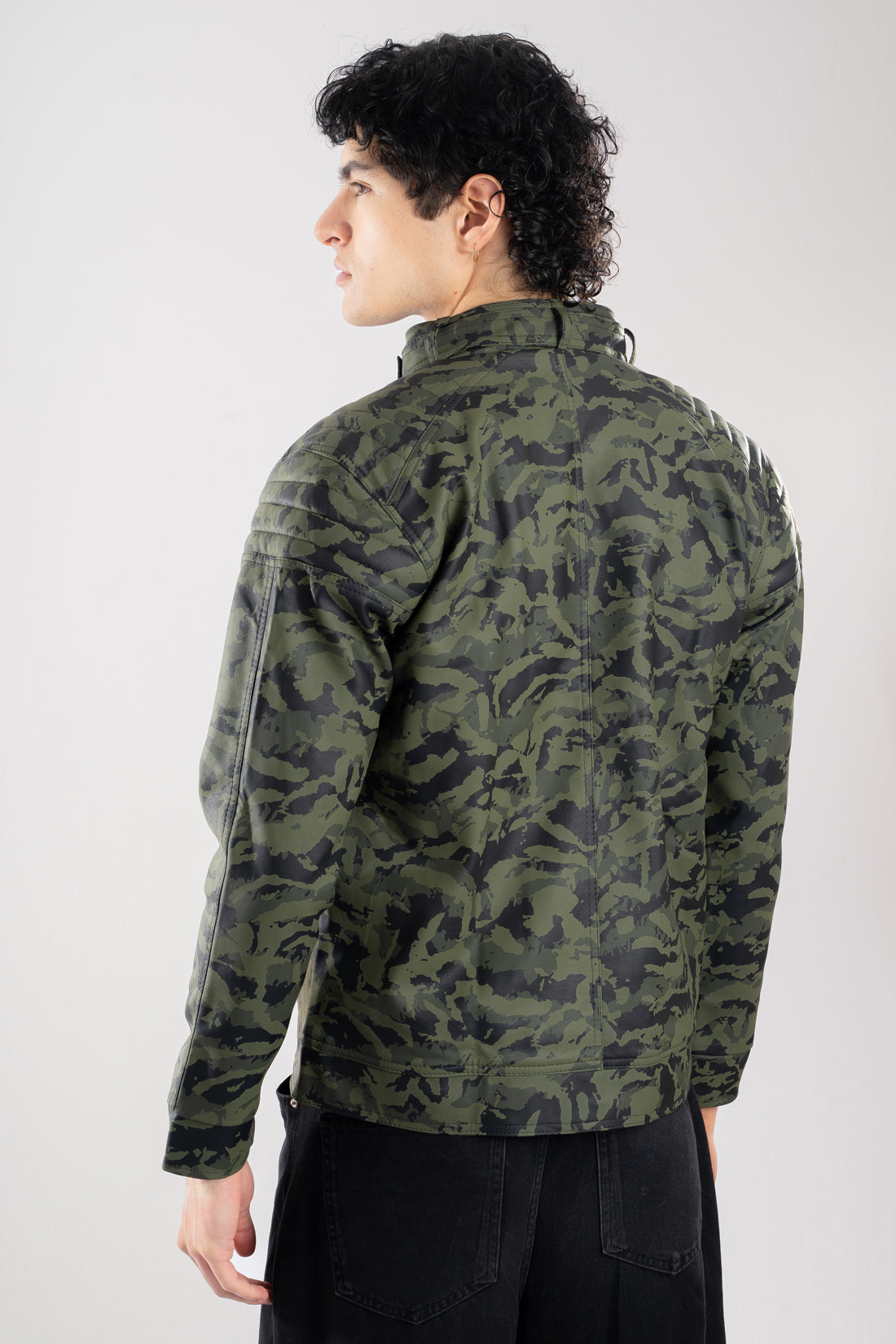 Vista trasera de la chaqueta de Cuerotex negra modelo AD22, mostrando el corte limpio, elegante y moderno.