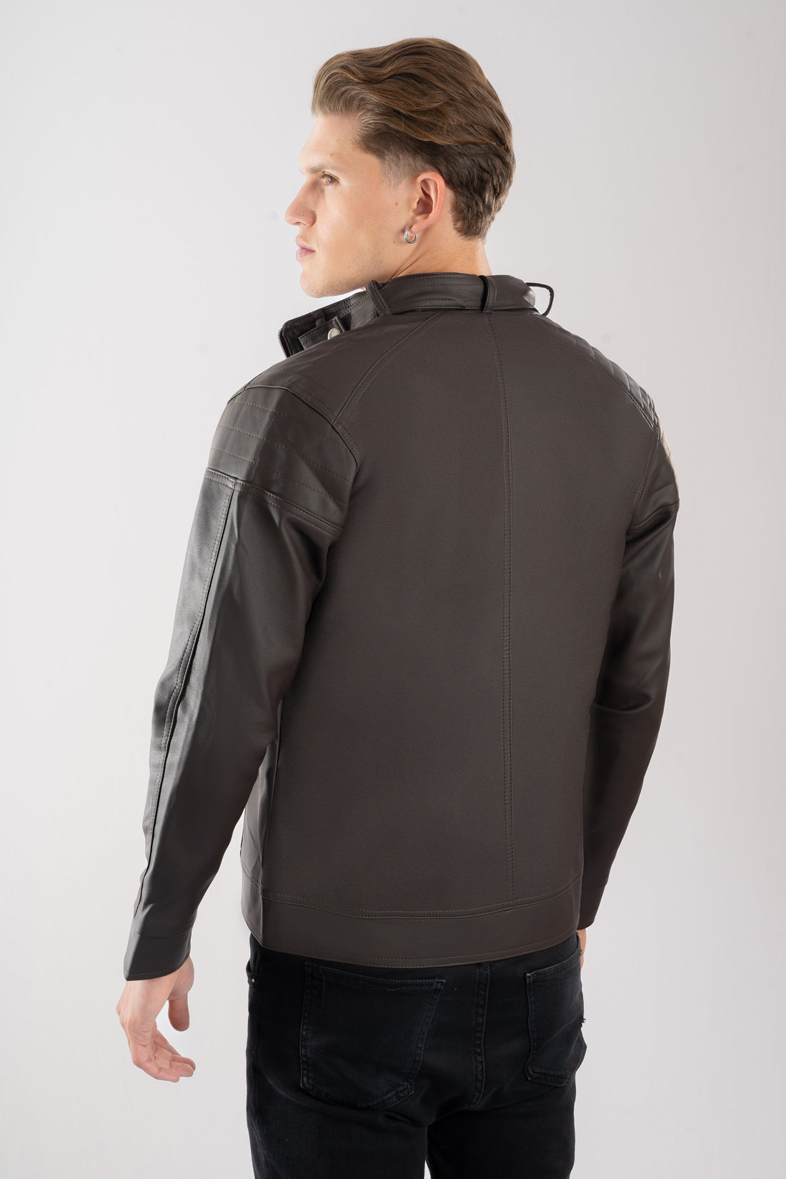 Vista trasera de la chaqueta de Cuerotex en color café oscuro, mostrando su silueta limpia y moderna.