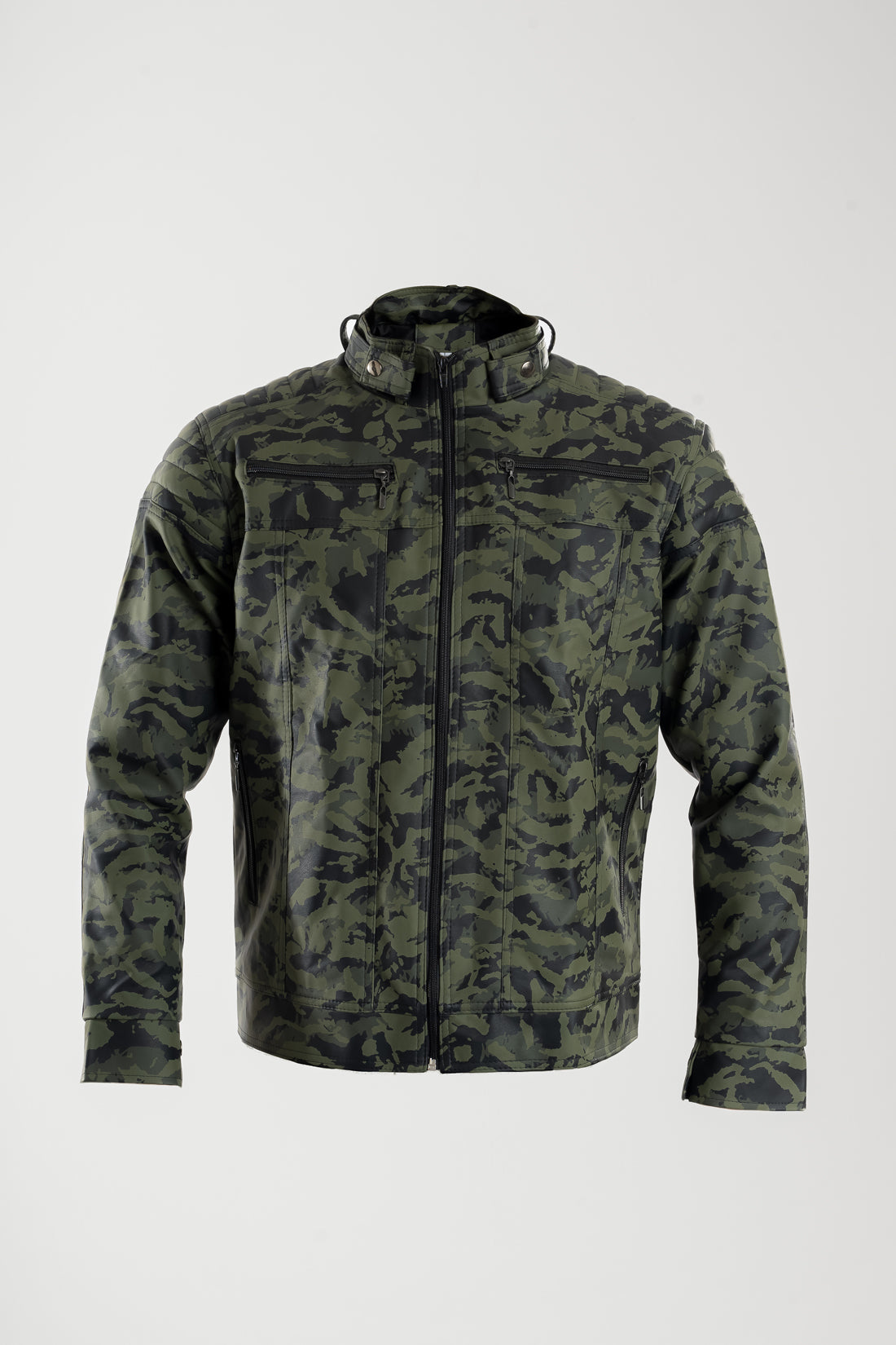 Chaqueta de Cuerotex camuflada para hombre, con un diseño minimalista y de corte moderno, modelo AD22, vista frontal.