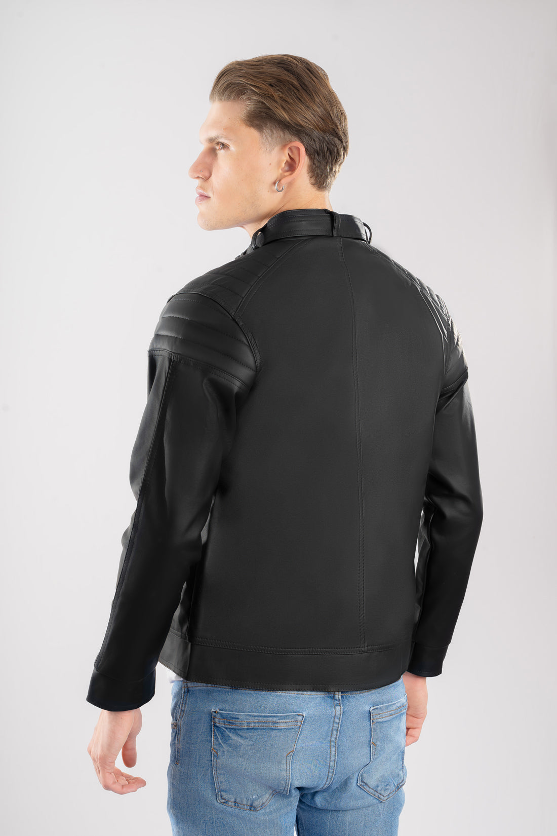 Vista trasera de la chaqueta de Cuerotex negra modelo AD22, mostrando el corte limpio, elegante y moderno.
