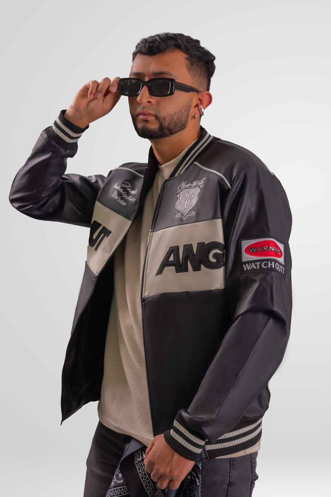 Posicion frontal, casual y textura premium del cuerotex negra en la chaqueta Mutang.