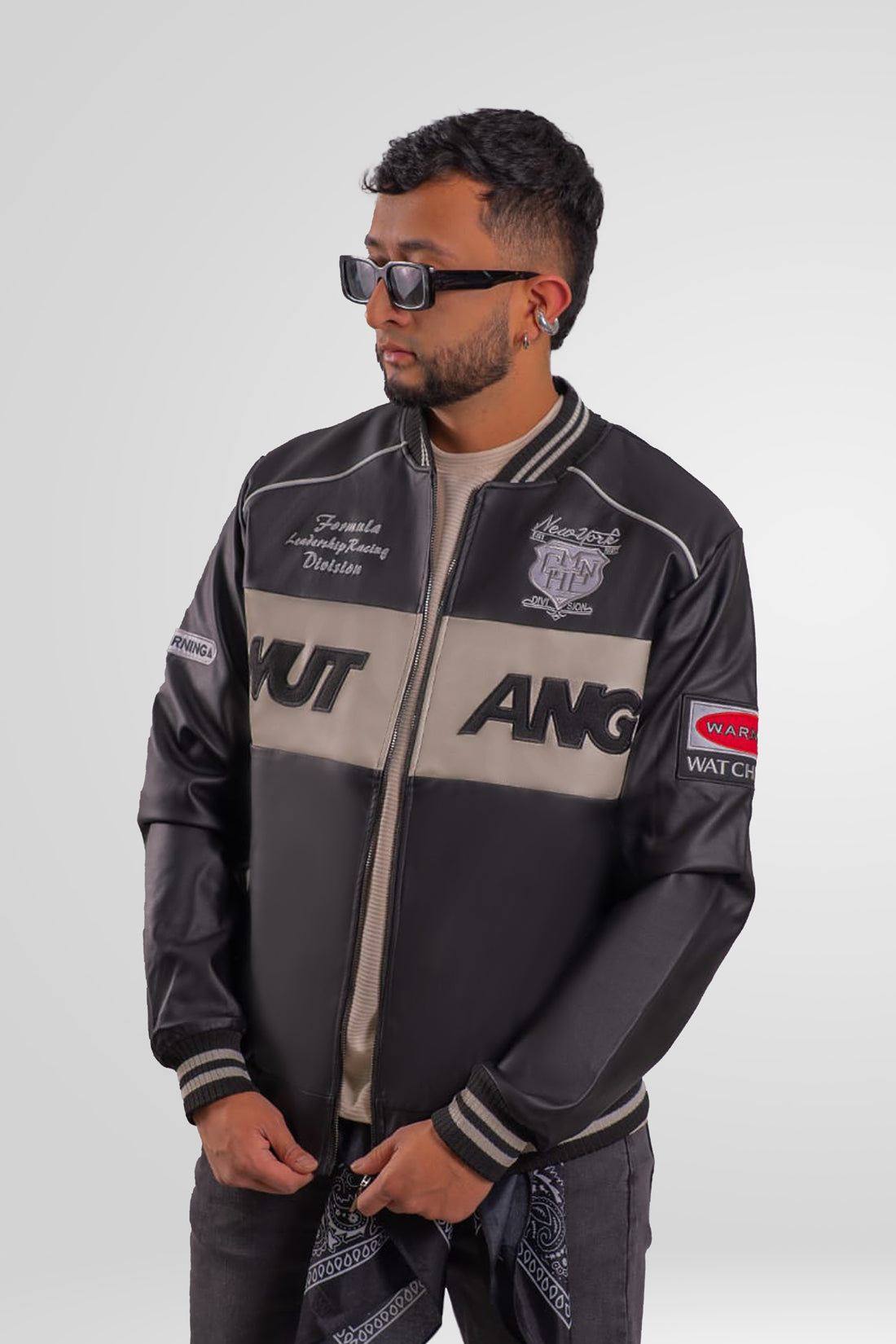 Posicion frontal y textura premium del cuerotex negra en la chaqueta bomber Mutang.