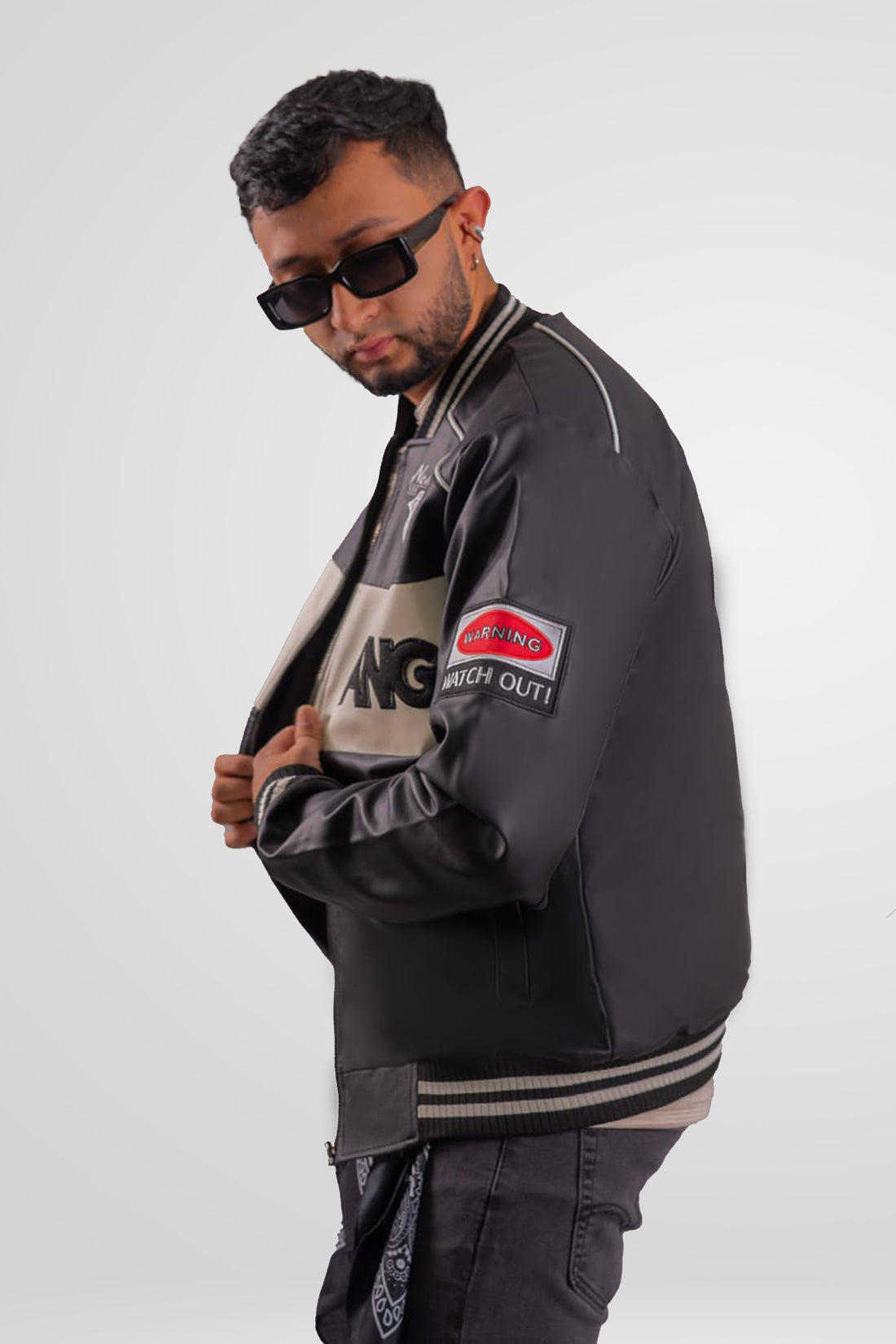 Posicion lateraly textura premium del cuerotex negra en la chaqueta Mutang.