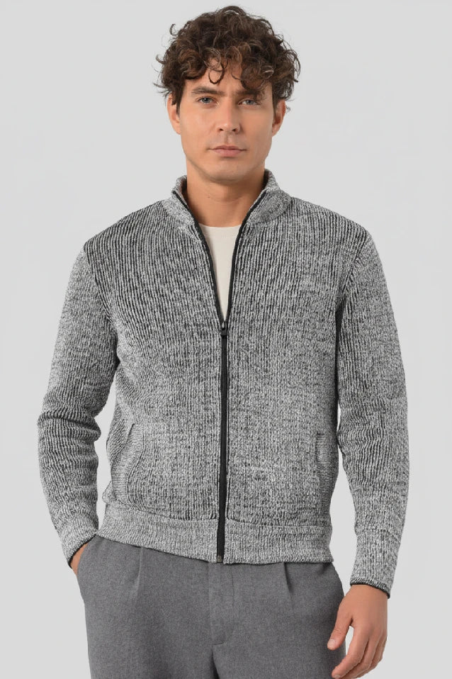 Vista frontal de la chaqueta Tundra gris, destacando el tejido de fibra Miratex y su diseño urbano.