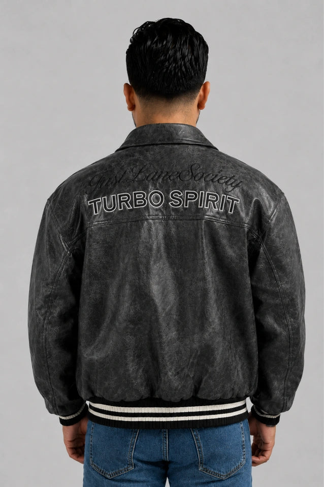 Espalda de la chaqueta beisbolera oversize gris oscuro con bordado en relieve y acabado envejecido