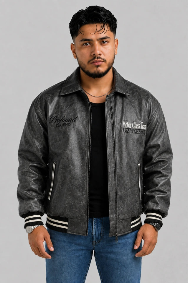 Chaqueta beisbolera oversize para hombre en cuero sintético gris oscuro, vista frontal con cuello camisero