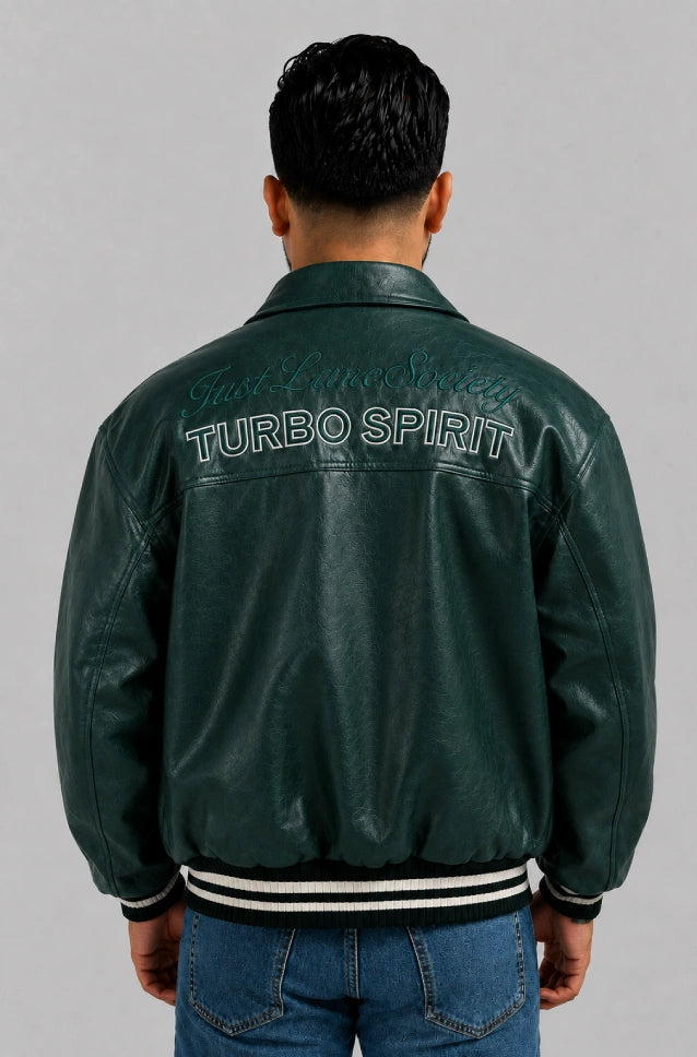 Espalda de la chaqueta beisbolera oversize verde con bordado en relieve y acabado envejecido