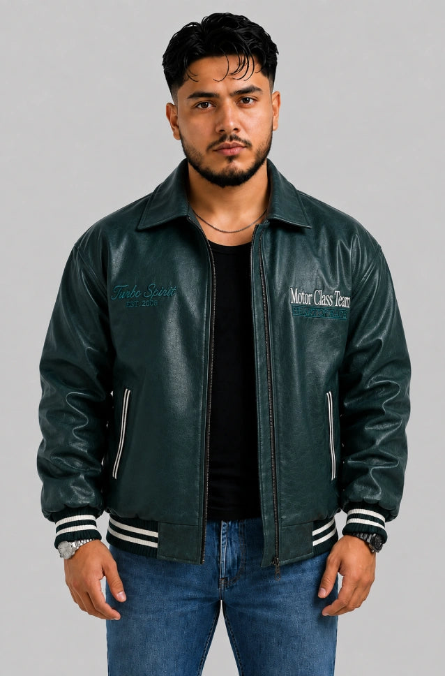 Chaqueta beisbolera oversize para hombre en cuero sintético verde, vista frontal con cuello camisero