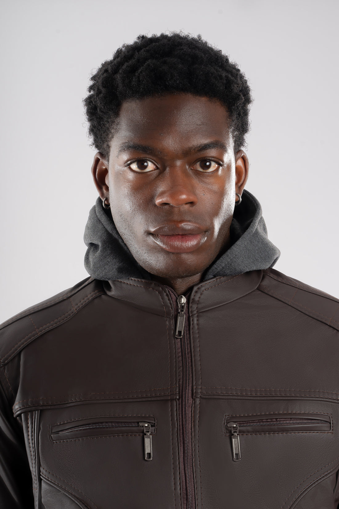 Primer plano de la capota de algodón gris desmontable y el cuello limpio de la chaqueta de Cuerotex cafe oscuro.