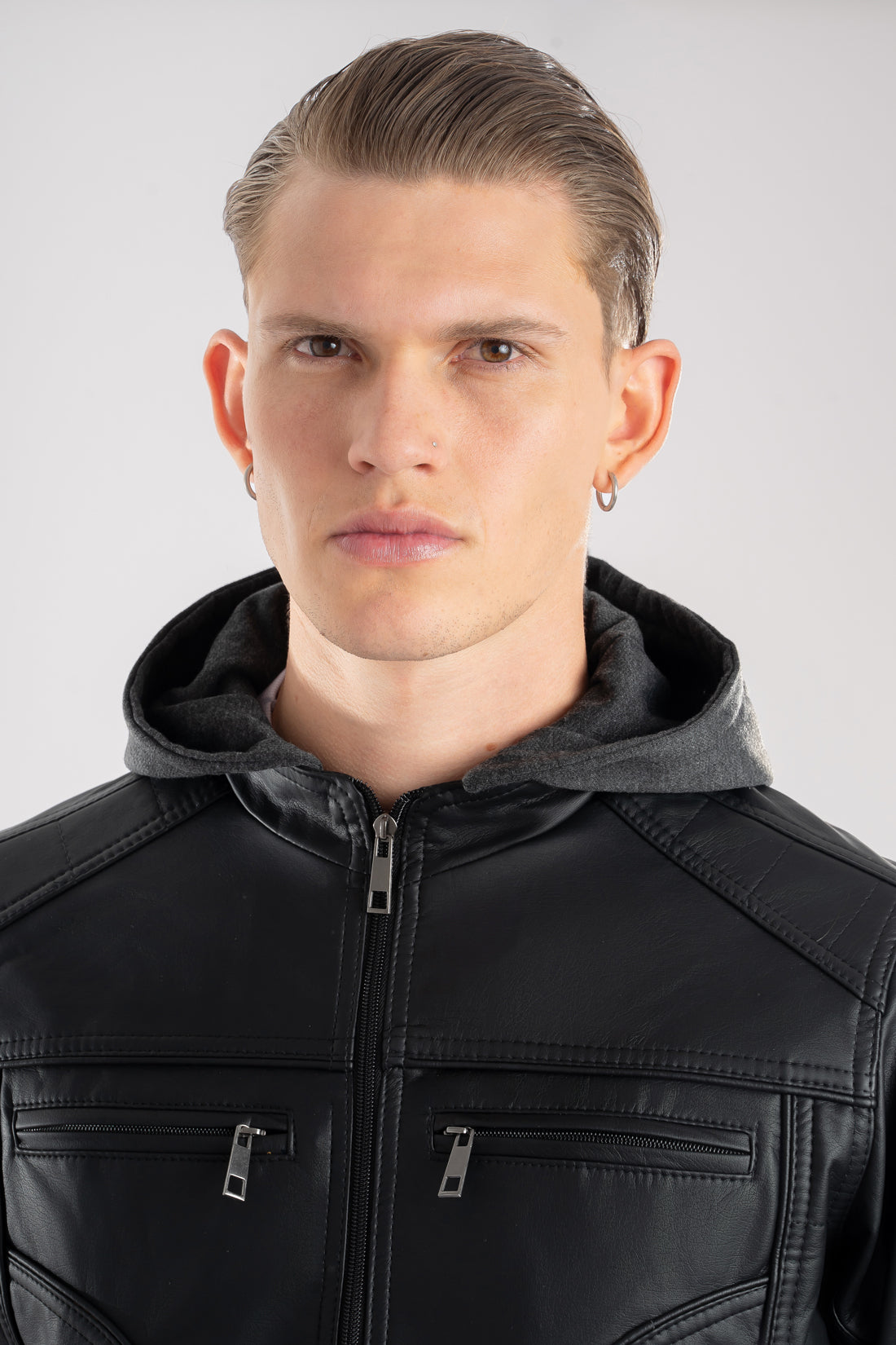 Primer plano de la capota de algodón gris desmontable y el cuello limpio de la chaqueta de Cuerotex negra.