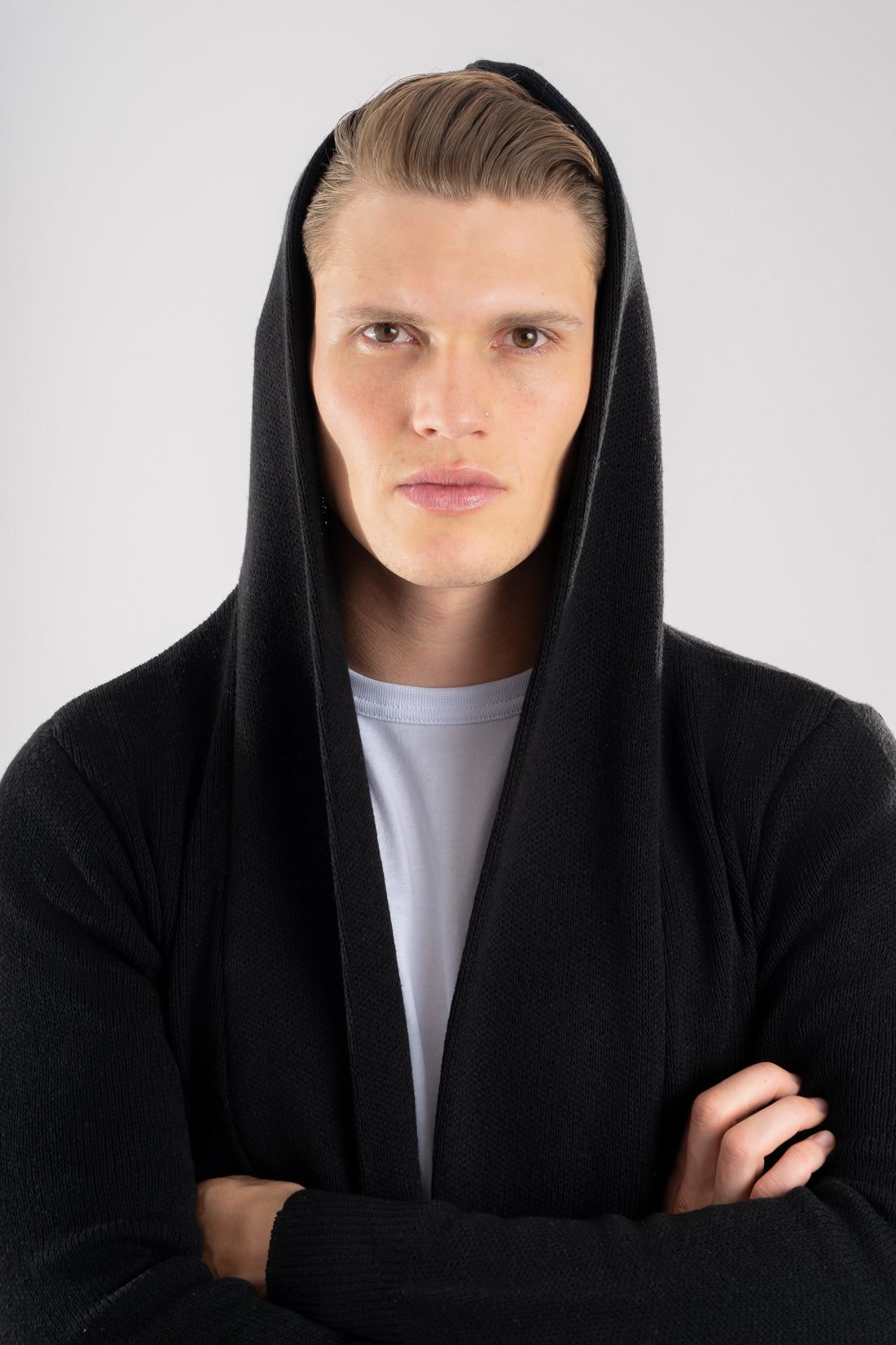 Primer plano de la textura suave de la fibra Miratex y la capota de un gabán negro para hombre modelo Urban.