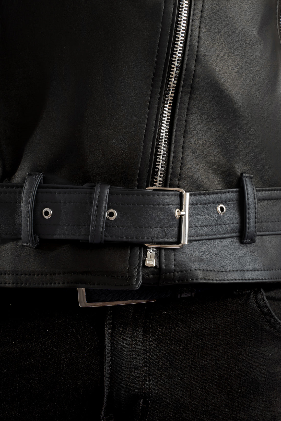 Primer plano cintura de la Chamarra de cuerotex para hombre en color negro, estilo rebelde con hebilla, vista frontal.