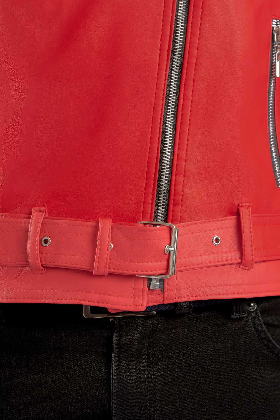 Primer plano cintura de la Chamarra de cuerotex para hombre en color rojo, estilo rebelde con hebilla, vista frontal.