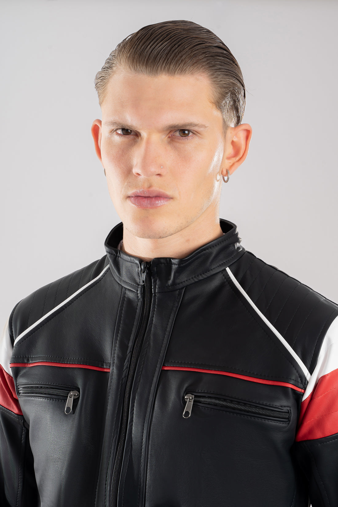 Chaqueta clasica de piel tipo cuero en color negra con rojo vista de cerca.