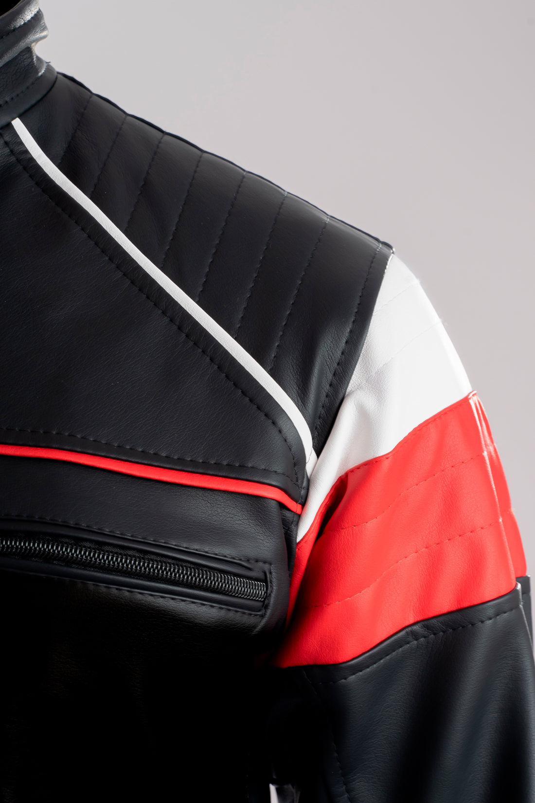 Chaqueta clasica de piel tipo cuero en color negra con rojo vista a detalle.