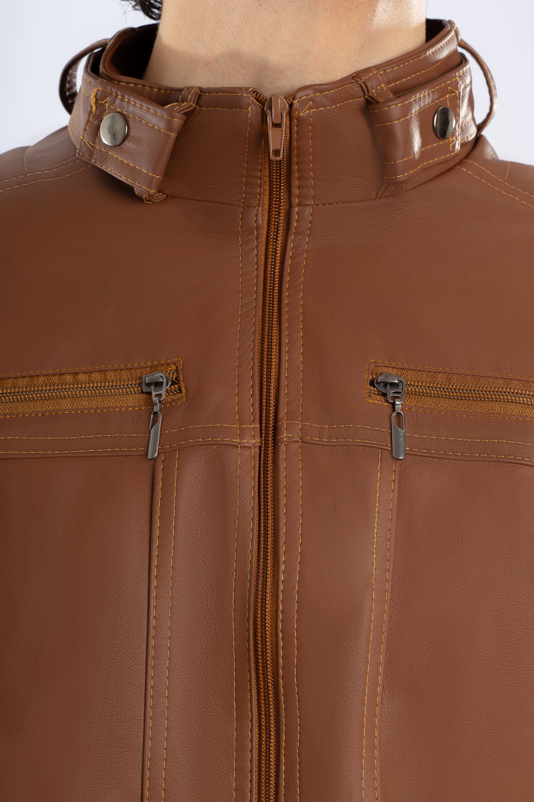 Primer plano de la cremallera y la textura del Cuerotex cafe claro de la chaqueta minimalista AD22.