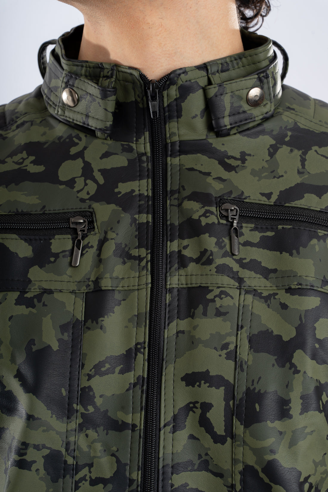 Primer plano de la cremallera y la textura del Cuerotex camuflada de la chaqueta minimalista AD22.