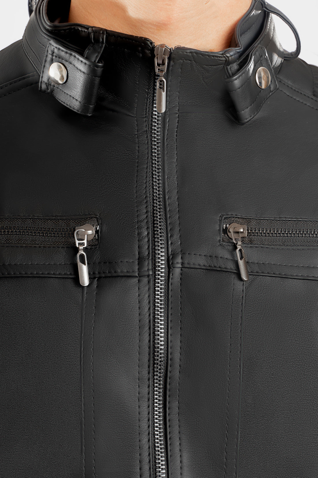 Primer plano de la cremallera y la textura del Cuerotex negro de la chaqueta minimalista AD22.