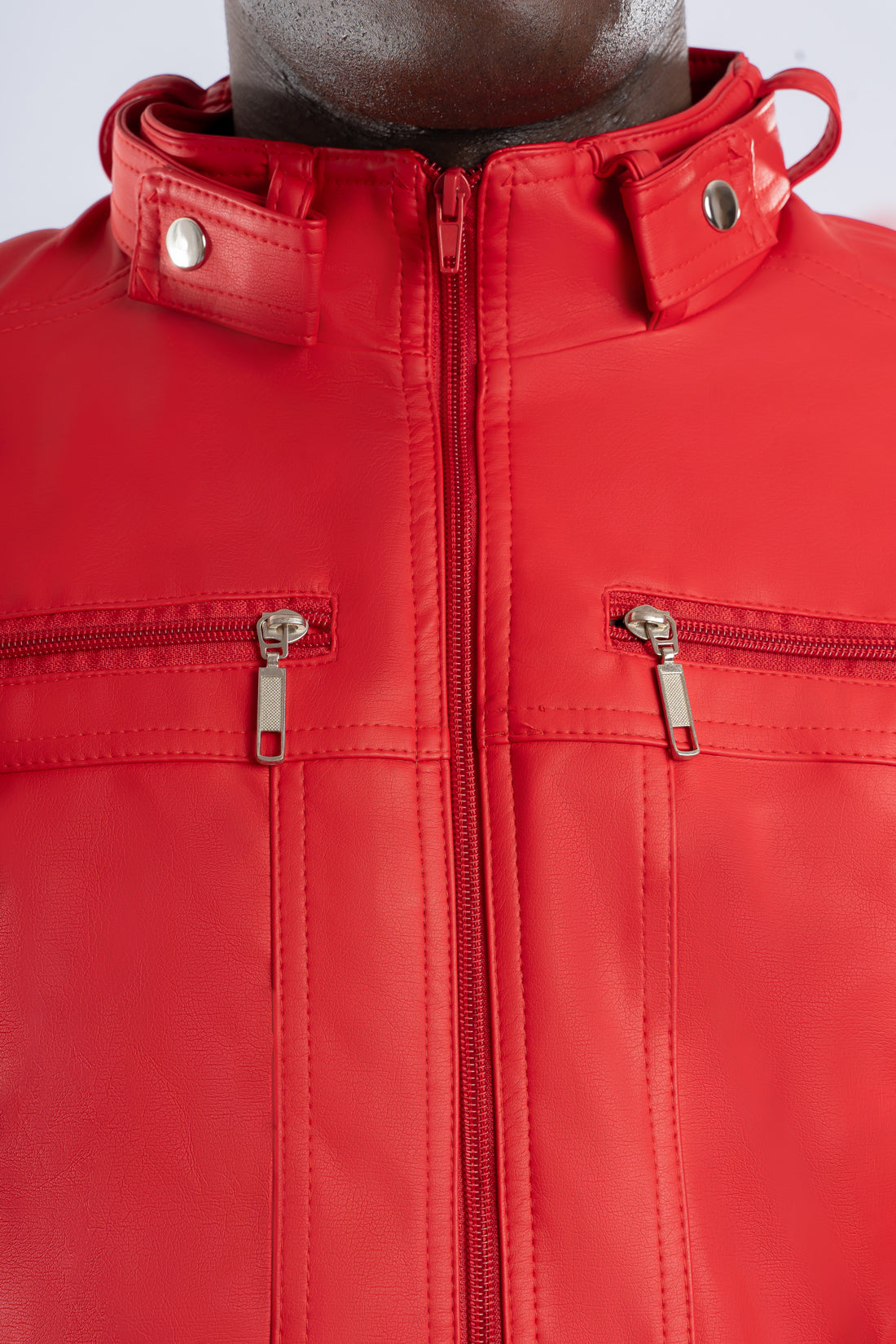 Primer plano de la cremallera y la textura del Cuerotex rojo de la chaqueta minimalista AD22.