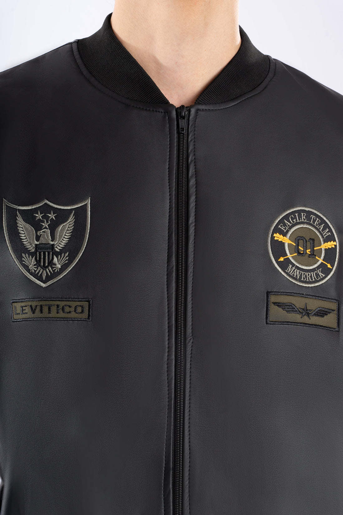 Primer plano de los logos, emblemas y cuello, bordados estilo aviador en la chaqueta bomber de LSJ SAS. Confección colombiana de alta calidad con facilidades de pago a cuotas.