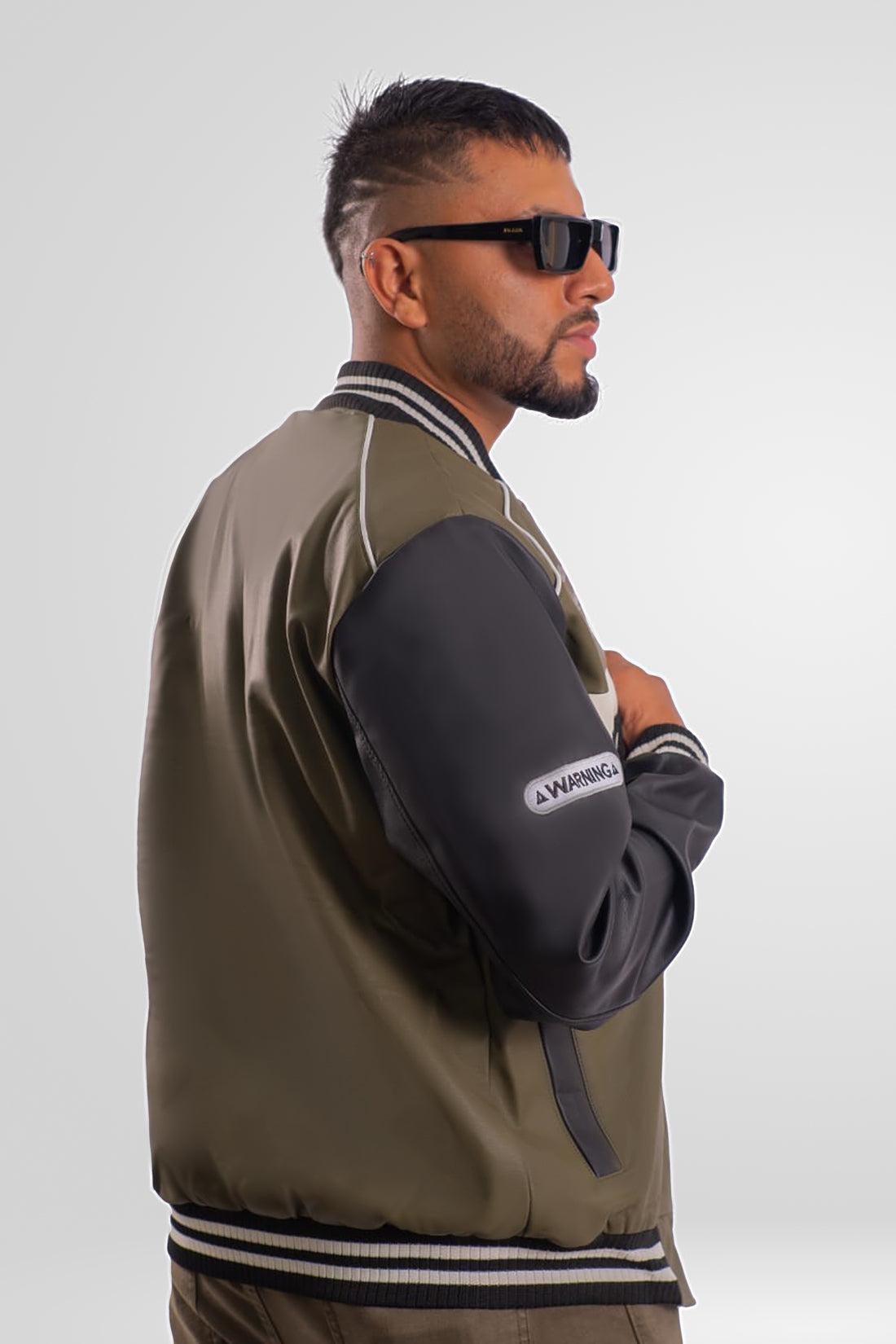 Posicion espalda, lateral y textura premium del cuerotex verde en la chaqueta Mutang.