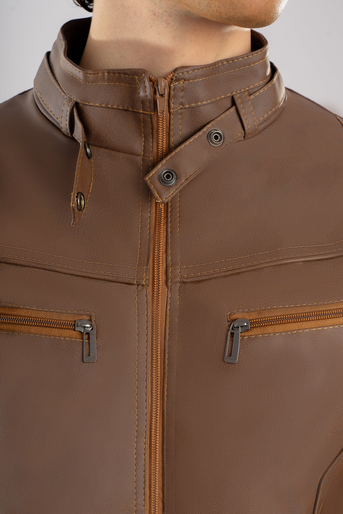 Primer plano frente y bolsillos de la chaqueta de Cuerotex cafe claro.