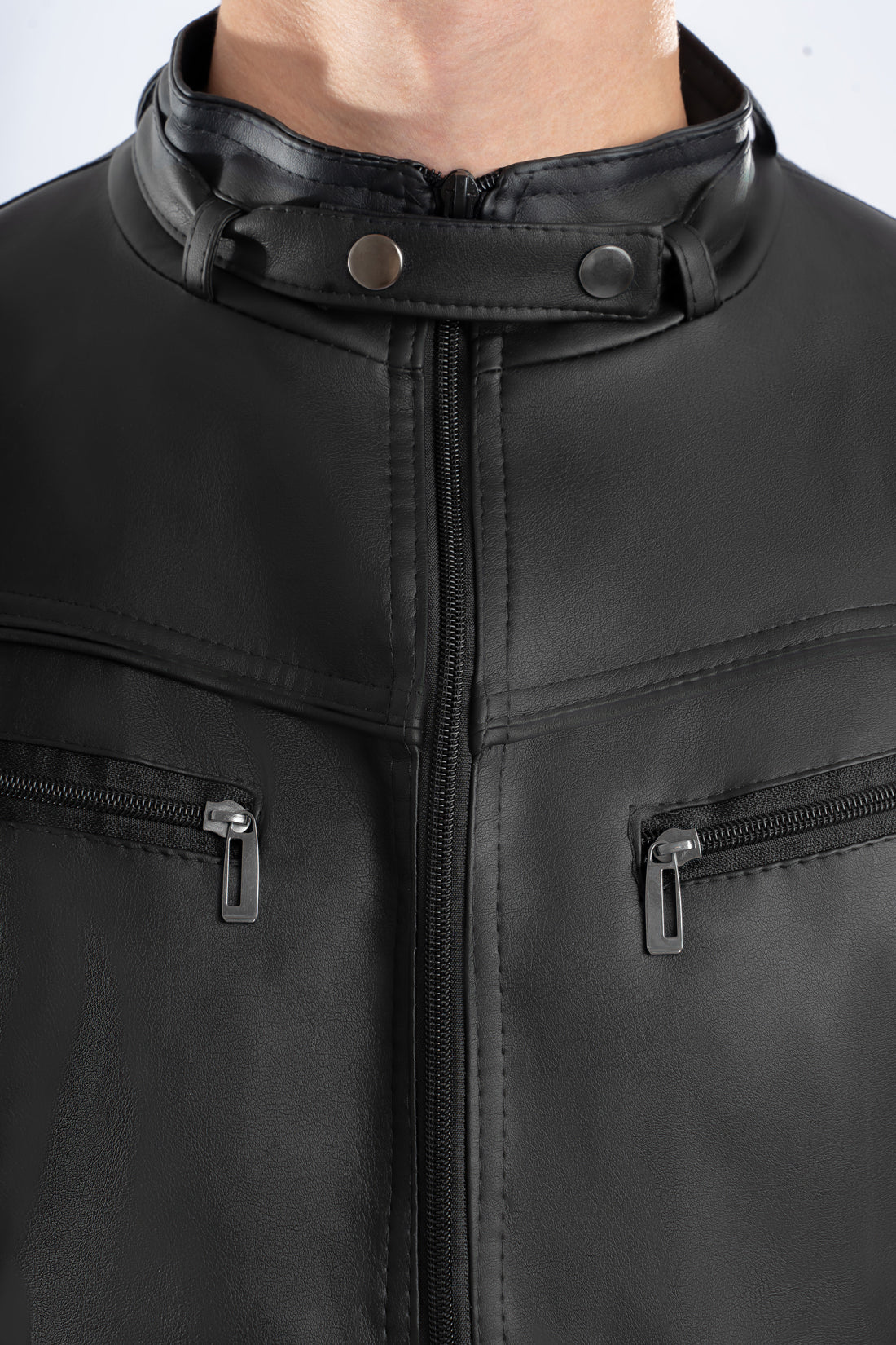 Primer plano frente y bolsillos de la chaqueta de Cuerotex negra.