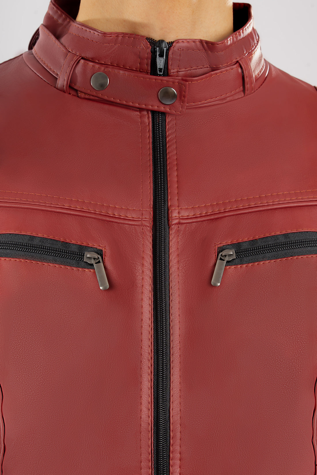 Primer plano frente y bolsillos de la chaqueta de Cuerotex vinotinto.