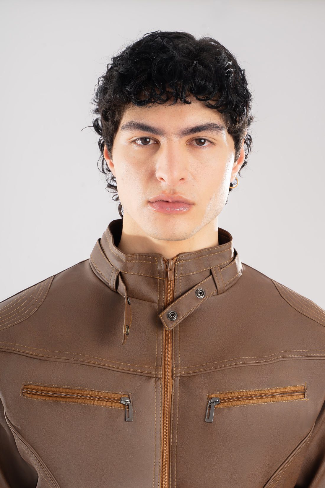 Primer plano frente de la chaqueta bj cafe claro y el cuello limpio de la chaqueta de Cuerotex.