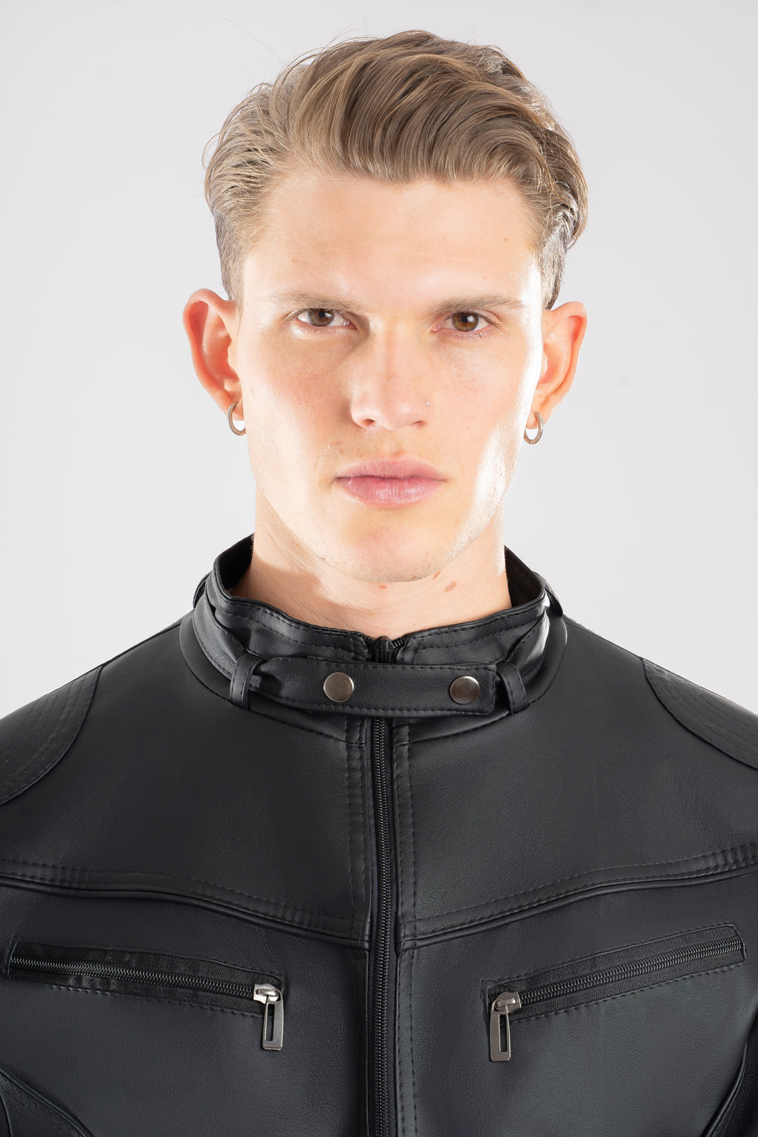 Primer plano frente de la chaqueta bj negra y el cuello limpio de la chaqueta de Cuerotex.